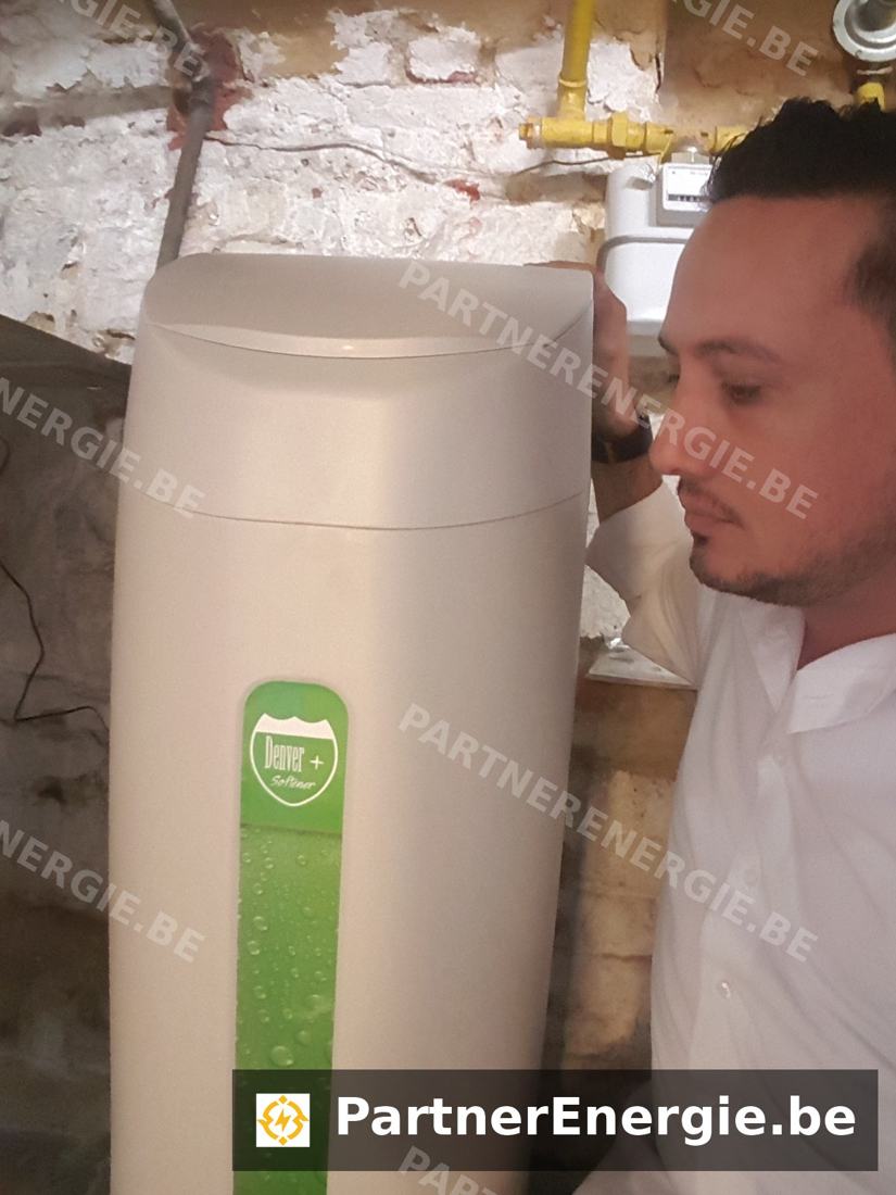 Technicien lors de la mise en service d'un adoucisseur